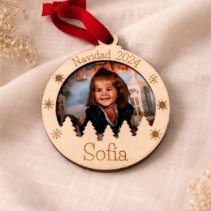 Bola de Navidad de Madera Personalizada con Foto y Nombre – Modelo “Sofía”