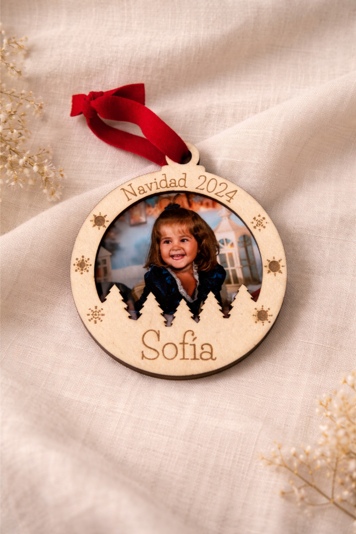 Bola de Navidad de Madera Personalizada con Foto y Nombre – Modelo “Sofía”