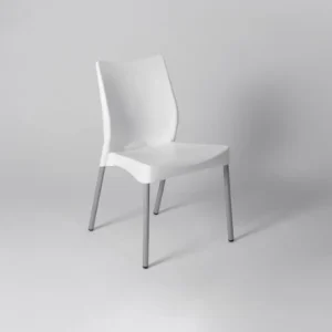 Silla Malba de plástico blanca con patas microtexturadas.