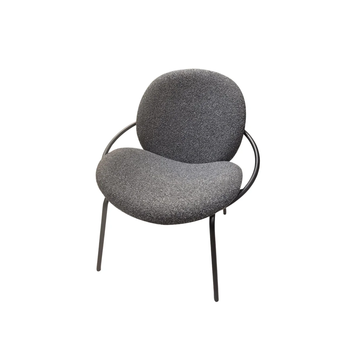 Sillón Vila tapizado en tela con patas de hierro negro.