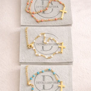 Pulsera de Acero Dorada con Cruz y Color — Tres Tonos