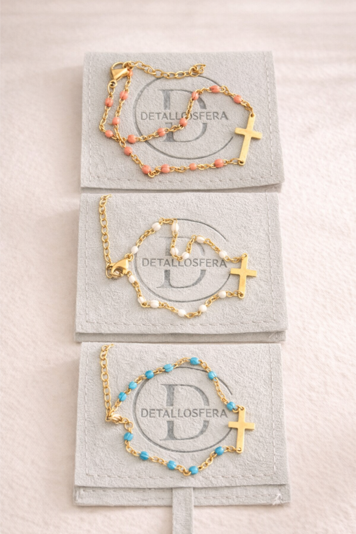 Pulsera de Acero Dorada con Cruz y Color — Tres Tonos