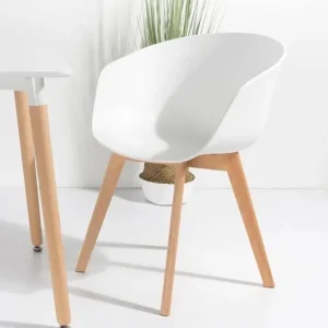 Sillón Hay de plástico y patas de madera natural